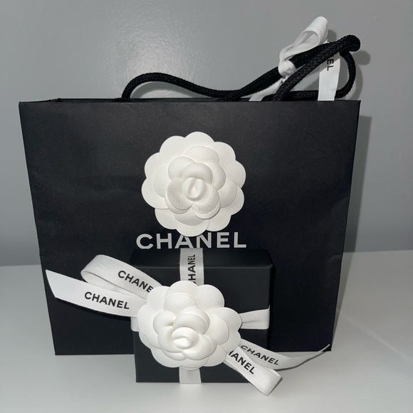 ✨ CHANEL ✨ Stunning Baguette Crystal CC Silver Brooch - Picture 2 of 9